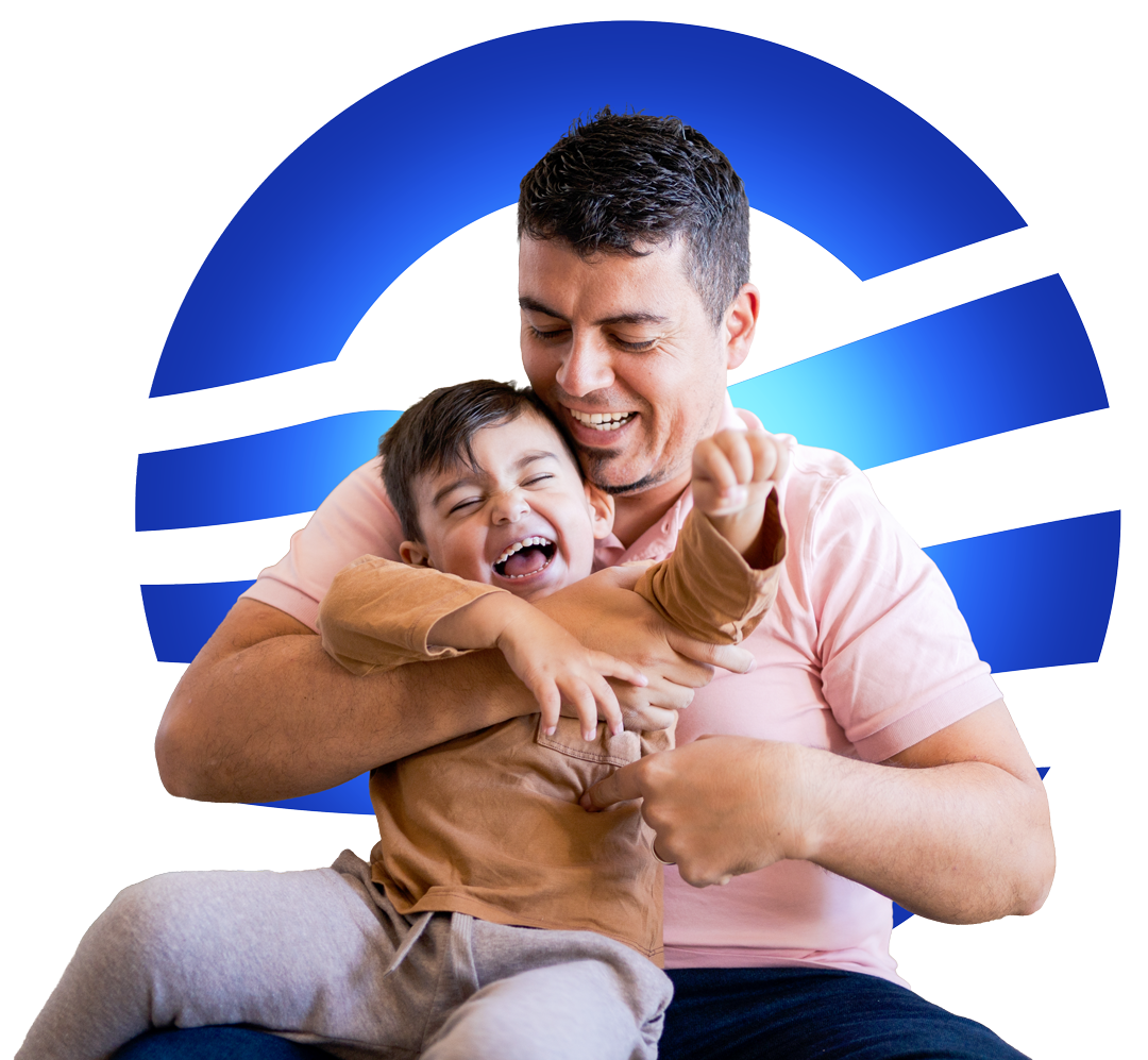 Padre e hijo sonriendo, representando la protección familiar de Open America Insurance